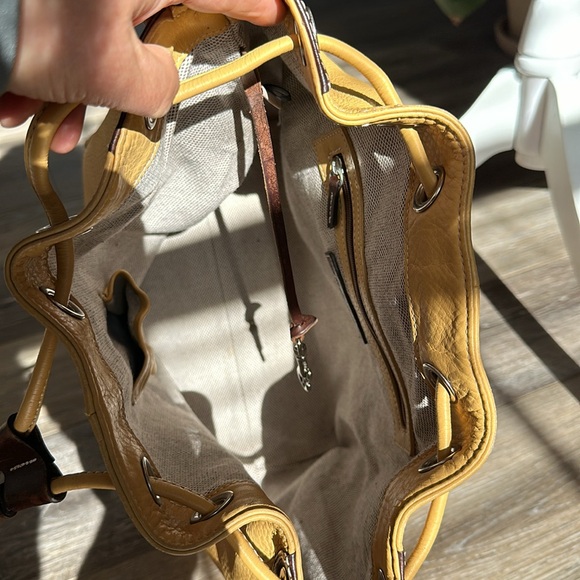🛍️Vintage Dooney & Bourke yellow/brown leather bucket shoulder Bag. (14X12X6) - Picture 5 of 16